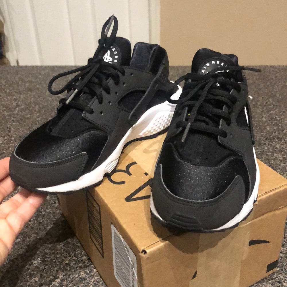 Black and white Huarache size 7